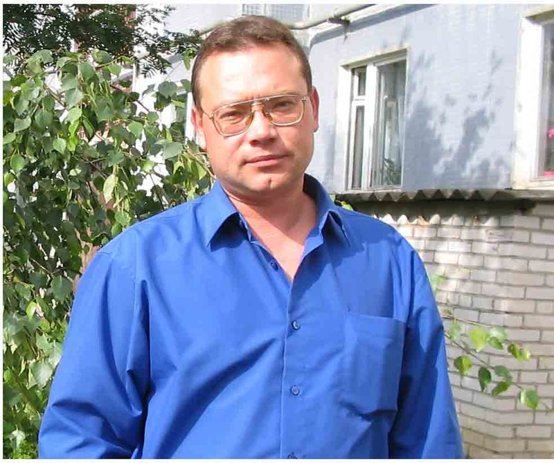 Около съемной квартиры в г. Тосно на ул. Горького 13, примерно 2006 год